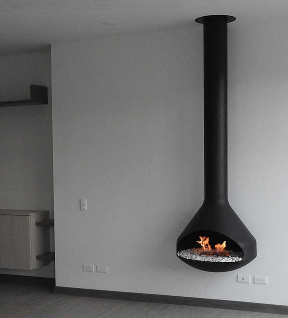 Chimenea colgante Astral en ambiente contemporáneo - Diseño bogotano premium
