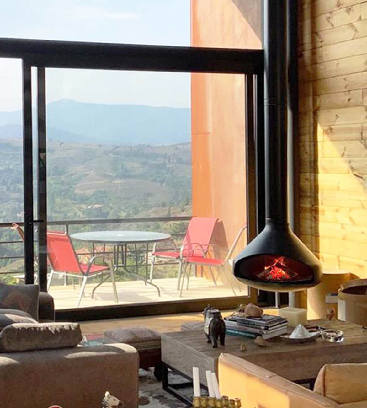 Chimenea colgante Astral en ambiente contemporáneo - Diseño bogotano premium