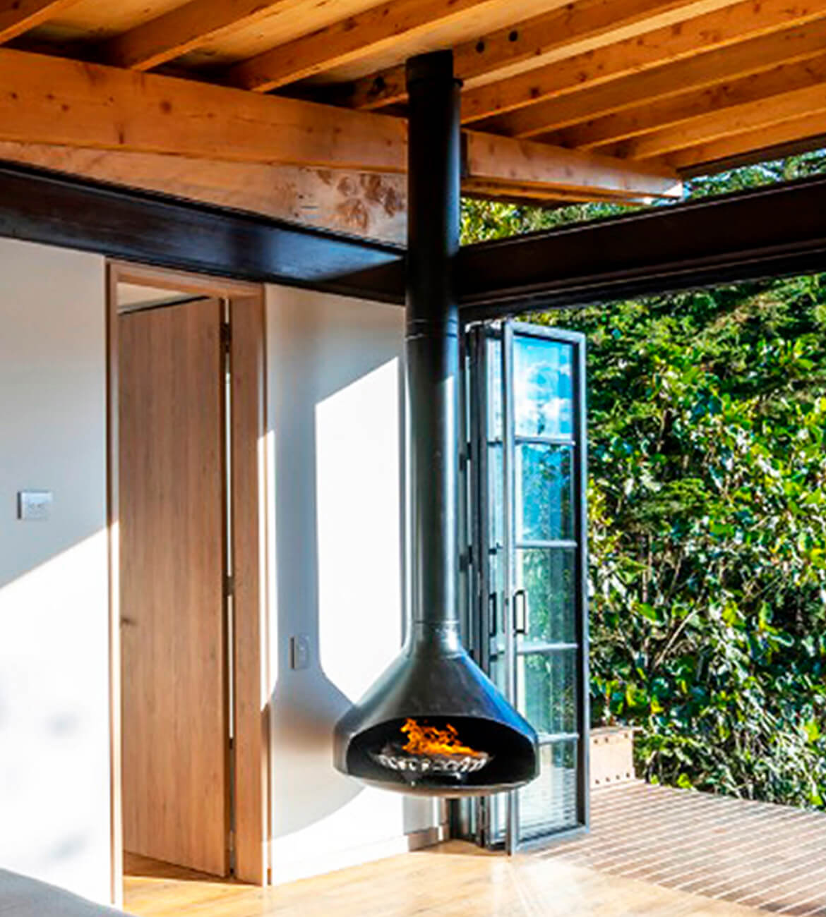 Chimenea colgante Astral en ambiente contemporáneo - Diseño bogotano premium