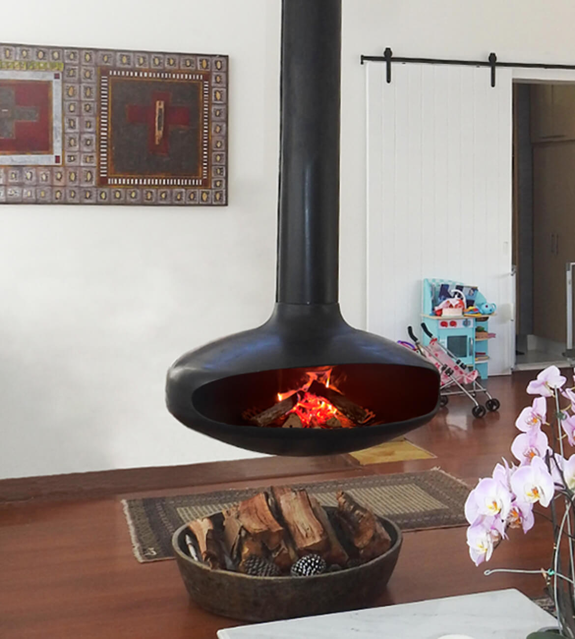 Chimenea colgante estilo OVNI moderna en interior minimalista - Bogotá Colombia