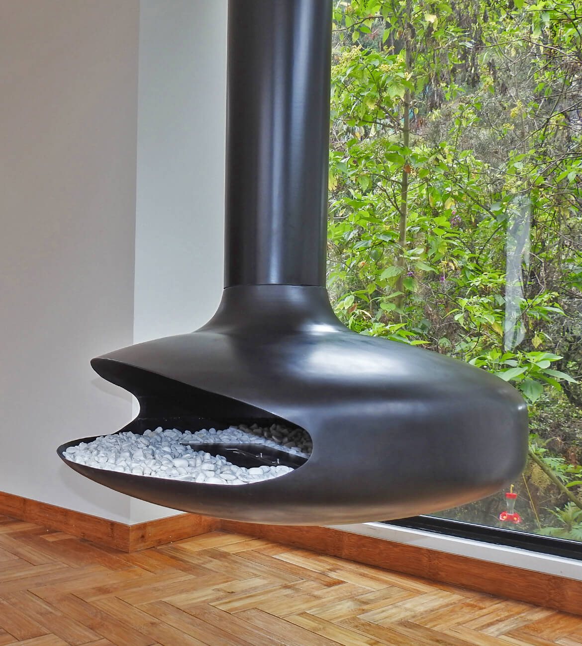 Chimenea colgante estilo OVNI moderna en interior minimalista - Bogotá Colombia