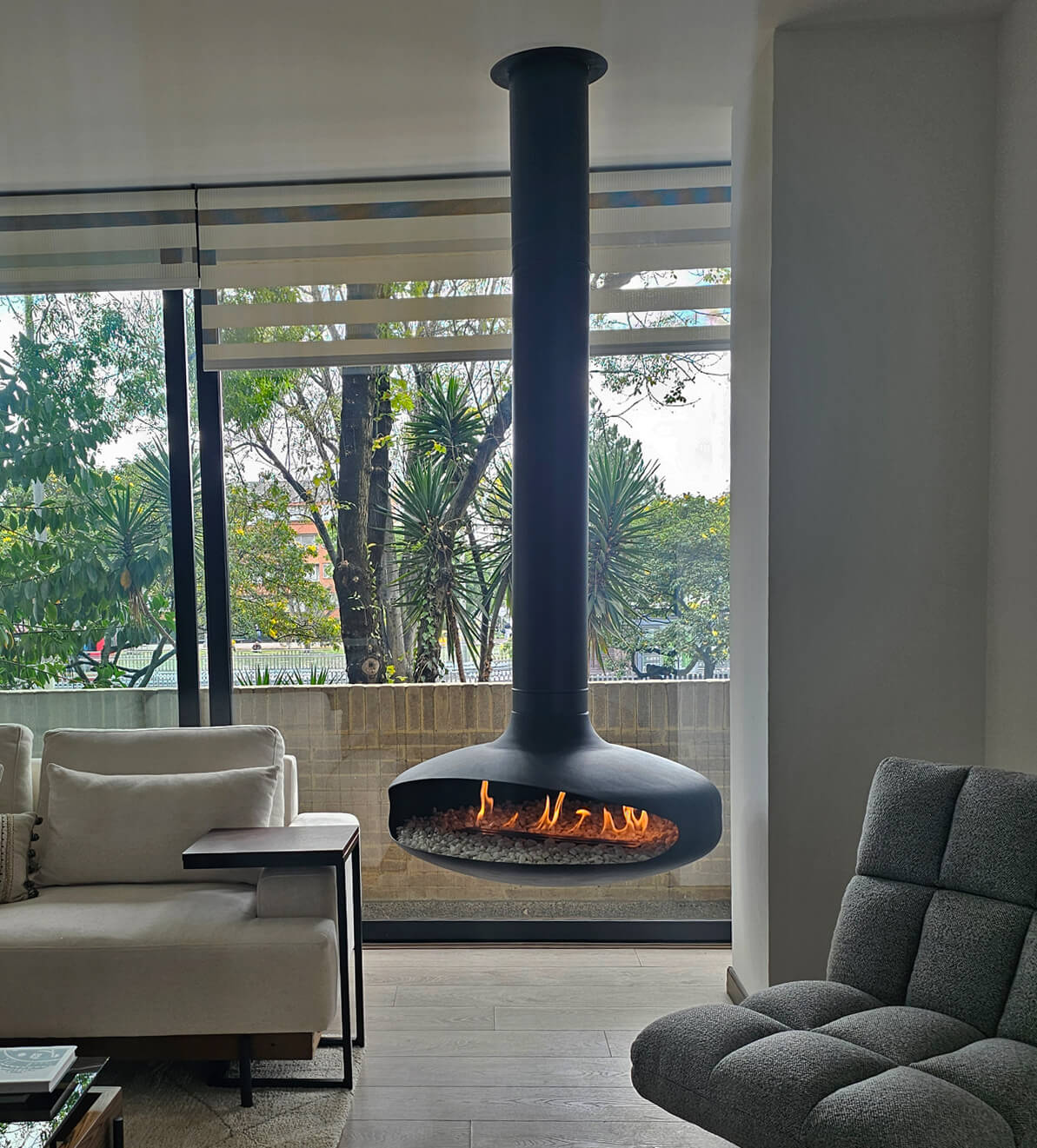 Chimenea colgante estilo OVNI moderna en interior minimalista - Bogotá Colombia