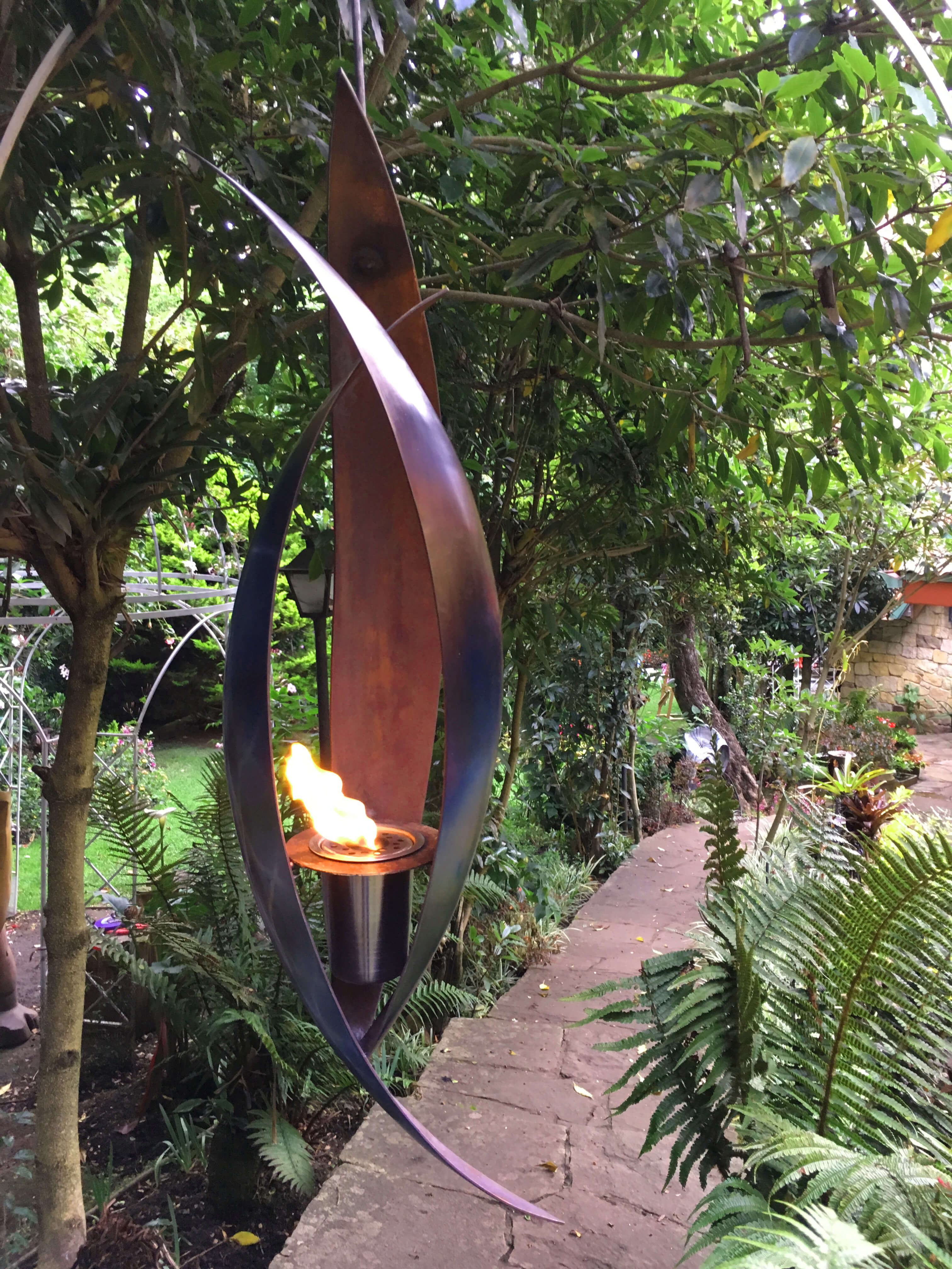 Chimenea Capullo en espacio moderno - Diseño escultórico bogotano