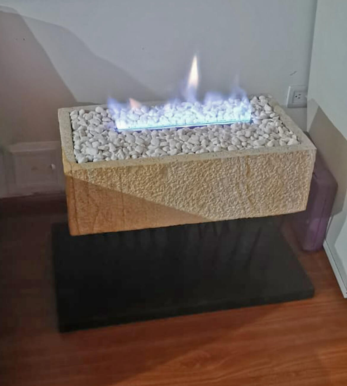 Chimenea Stone en espacio moderno - Diseño en piedra y minimalista bogotano