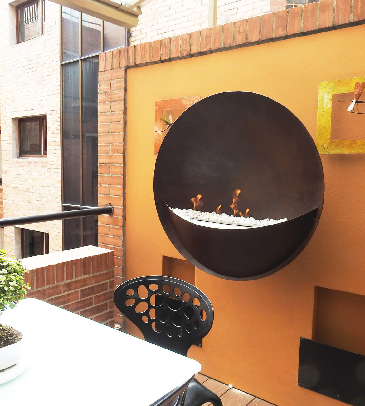Chimenea Eclipse de Pared en espacio moderno - Diseño minimalista y ecológico bogotano